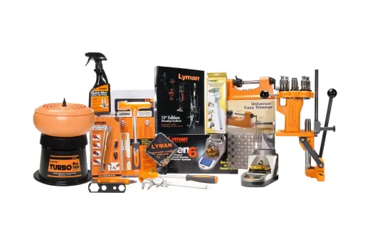 Kompletní přebíjecí sestava s osmipozičním lisem Brass Smith All-American 8, včetně kompaktní digitální váhy s prachovačem, zkracovače nábojnic, vibrační pračky, zápalkovače, knihy o přebíjení a nástrojů pro úpravu nábojnic.